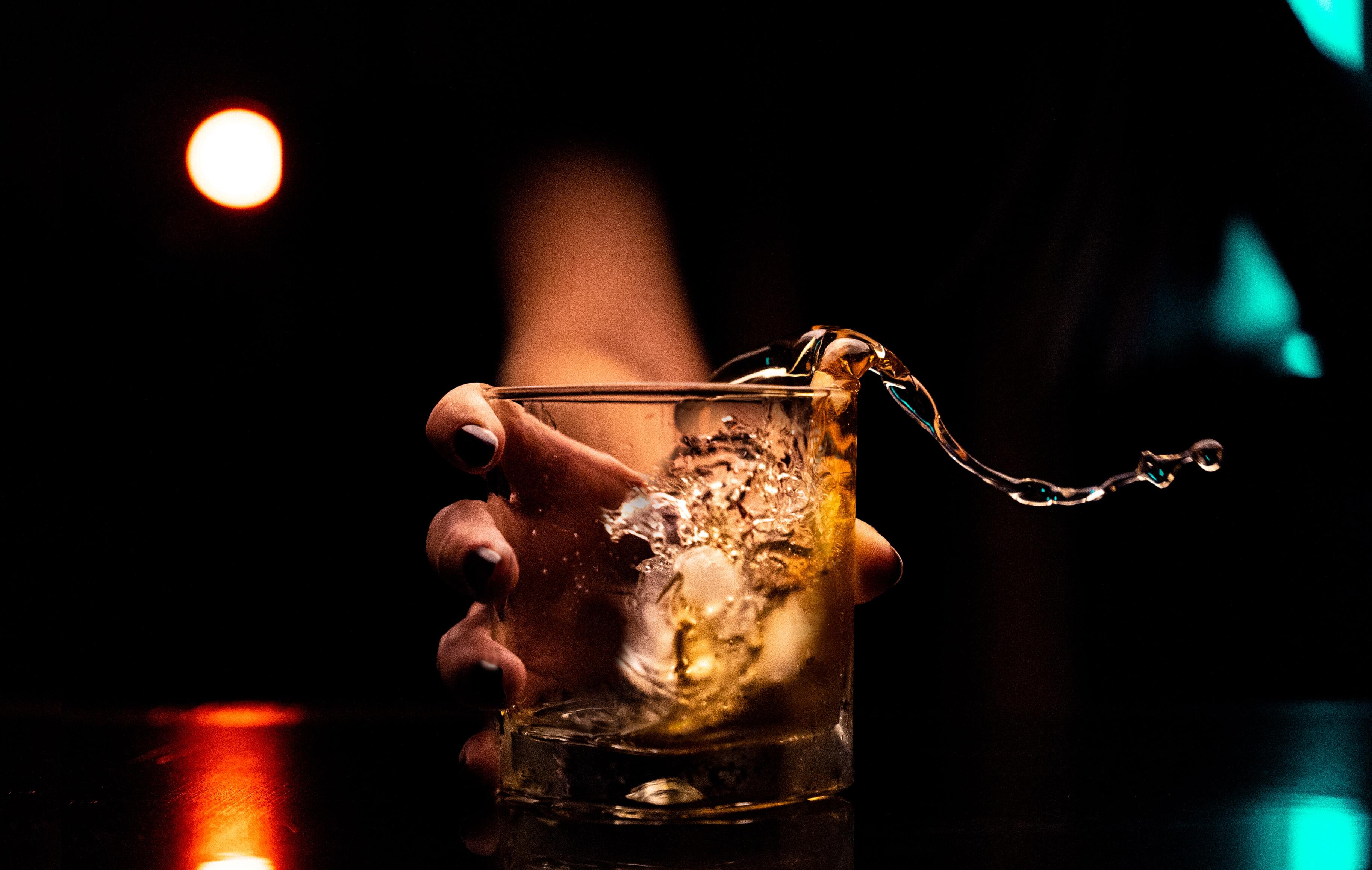 Учёные выяснили, почему алкоголь подвергает нас опасности