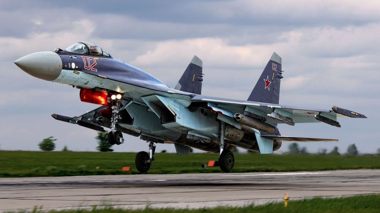 В чём российский истребитель Су-35 лучше американского F-22