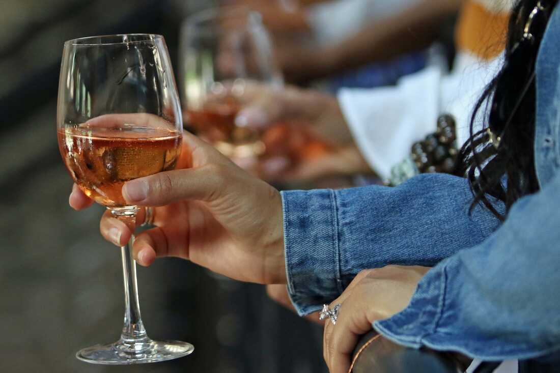 Как правильно пить алкоголь после 50 лет, чтобы не навредить здоровью
