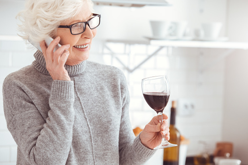 Исследование: поздний алкоголизм может быть признаком старческого слабоумия