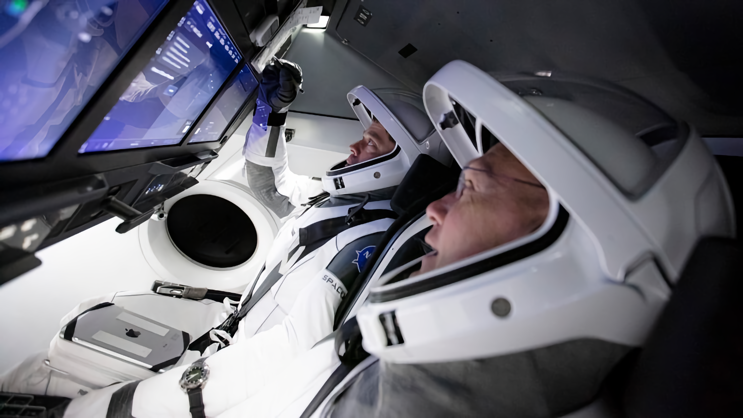 Компания Илона Маска направила корабль с космическими туристами в сторону Земли