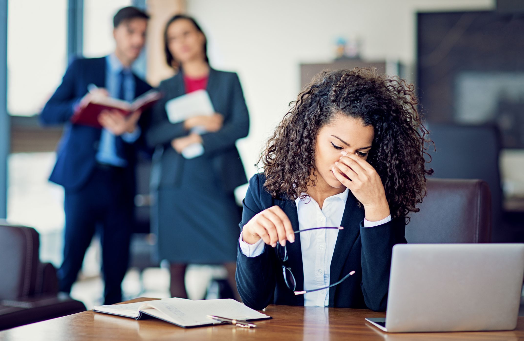 Почему люди чаще всего игнорируют издевательства на работе над их коллегами