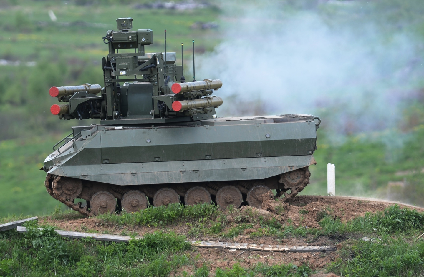 В России создадут дистанционную систему диагностики военных роботов на поле боя