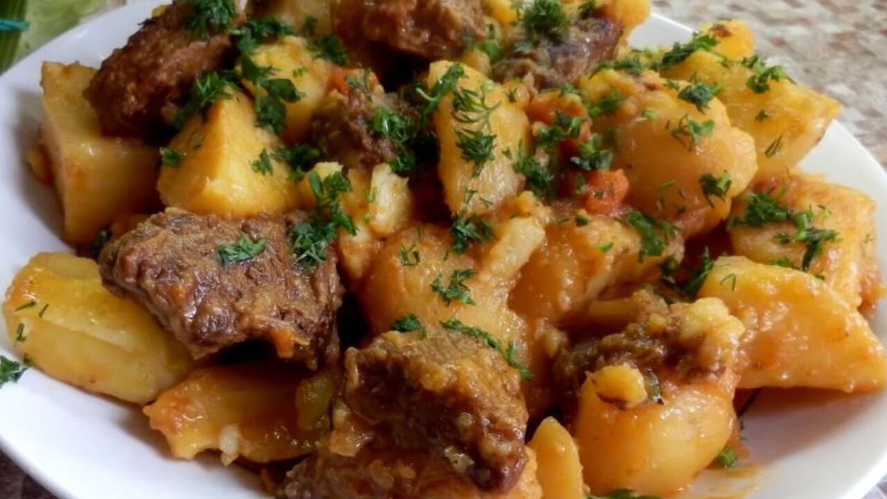 Видео рецепт картошки с мясом. Картошка с мясом. Тушёная картошка с мясом. Говядина с картошкой. Картошка с мясомтушенная.