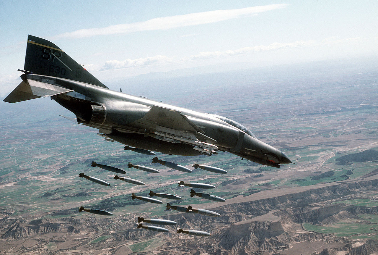 F-4 отрабатывает цель 500-фунтовыми бомбами
