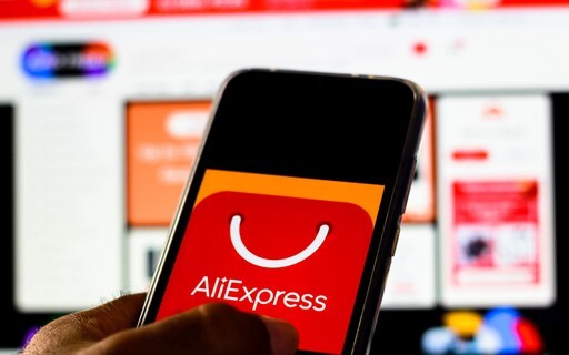 Дешевле не было с 2014 года: Aliexpress снизил курс доллара до 55 рублей