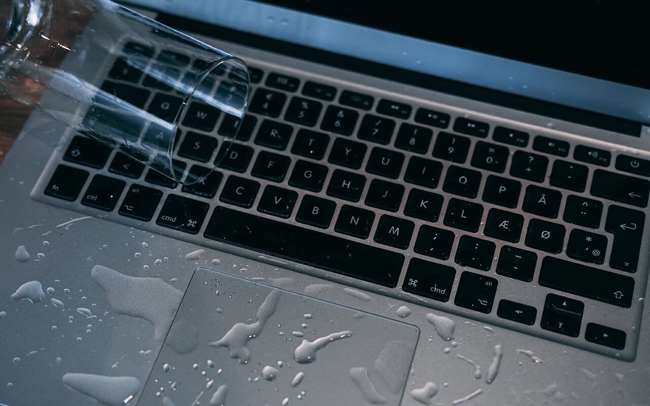 Ноутбук после воды. Залитый ноутбук. Пролил на клавиатуру. Гравировка клавиатуры. Пролили воду на клавиатуру ноутбука.