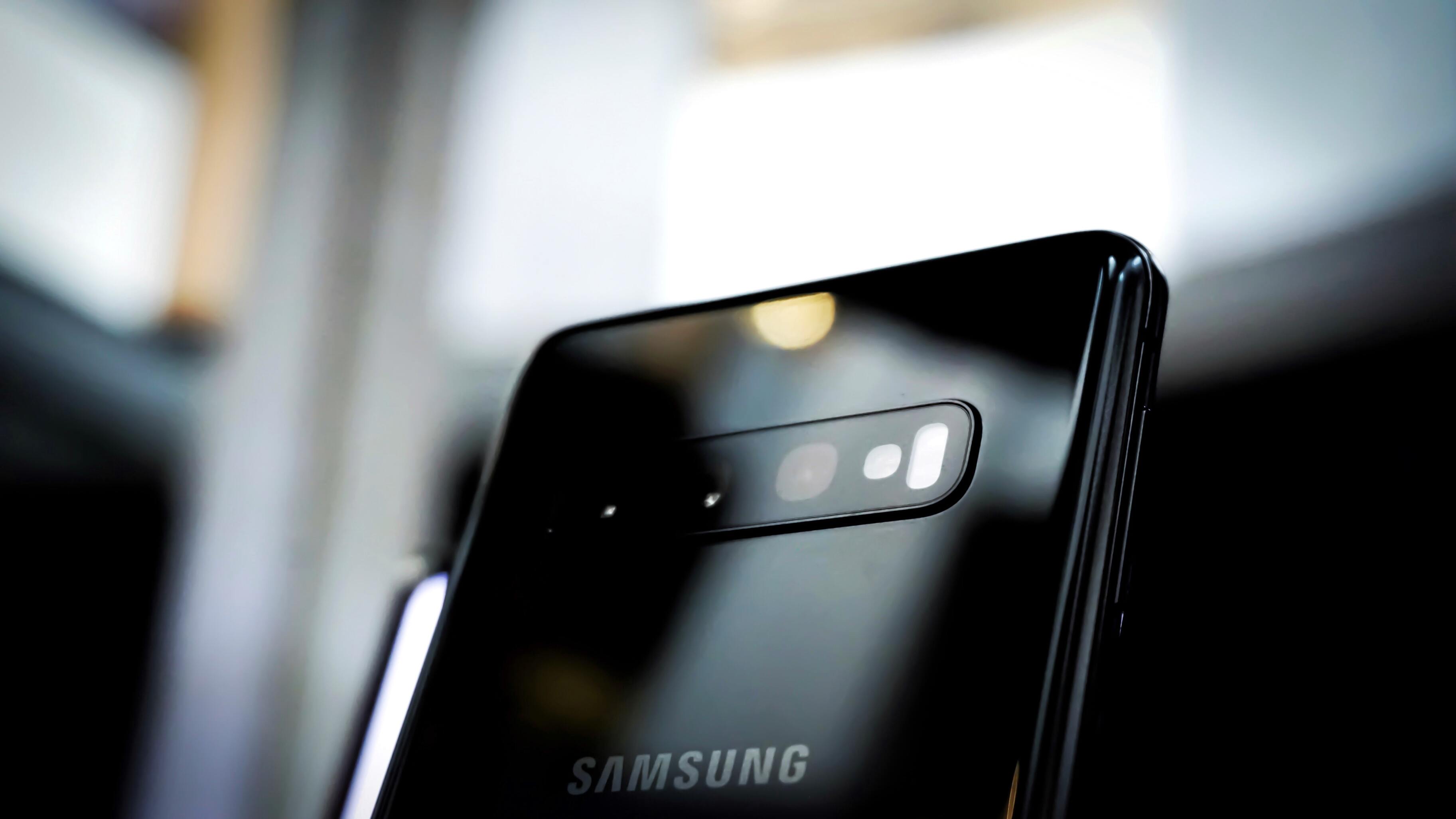 Смартфоны Samsung начали вздуваться из-за экстремальной жары в Британии