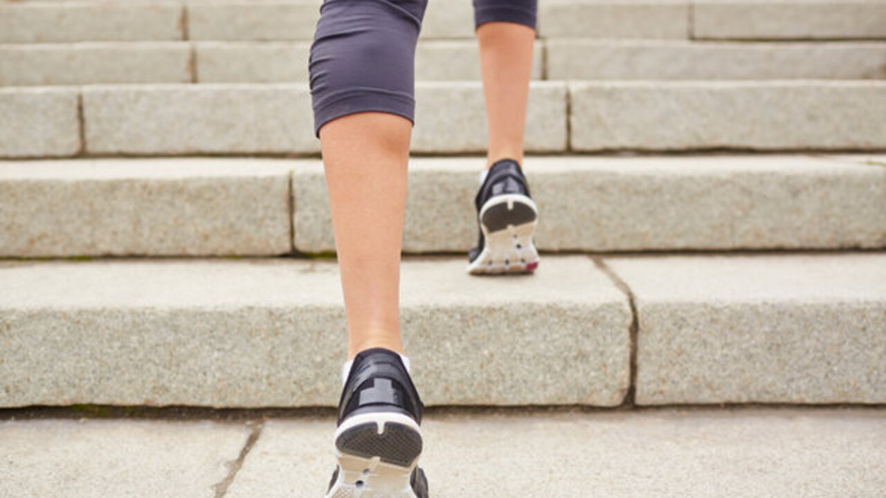 спортивная прогулка. ходьба для похудения для женщин. ребенок убегает от мамы на улице. толпа людей ноги. прогулки на свежем воздухе.