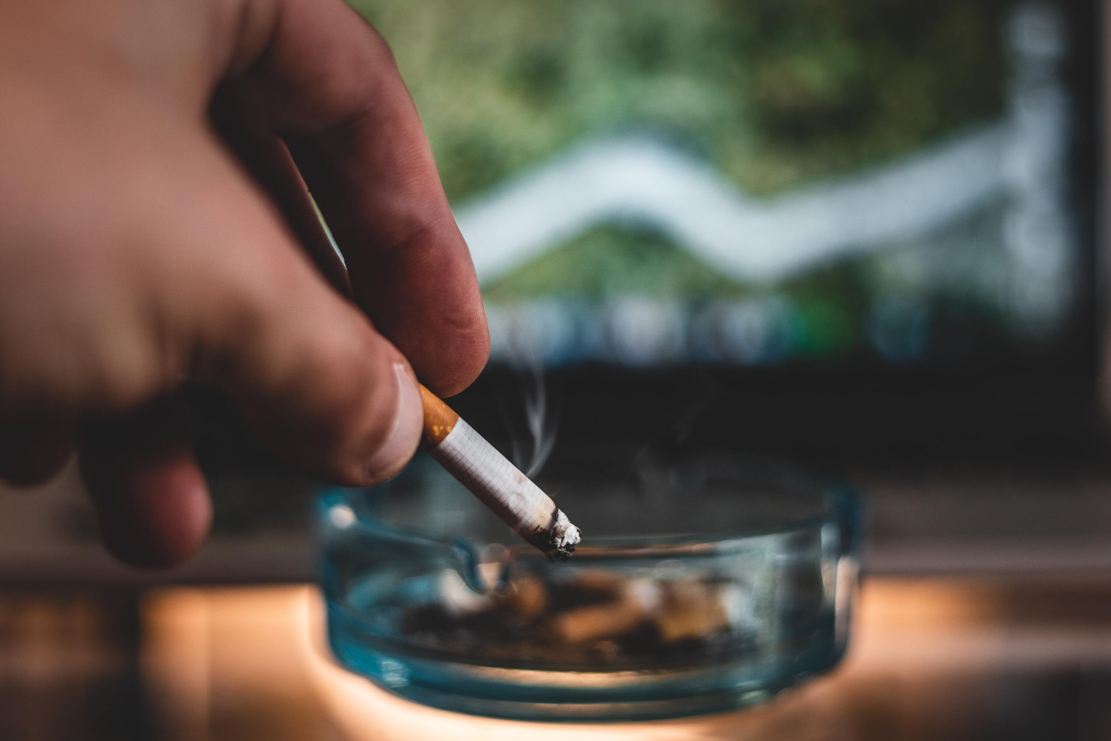 Исследование: средства для борьбы с курением могут помочь бросить пить