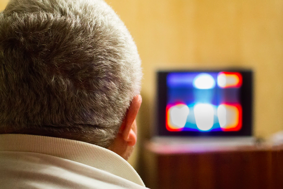 Лучше сидеть за компьютером, чем смотреть телевизор: как уменьшить риск старческого слабоумия