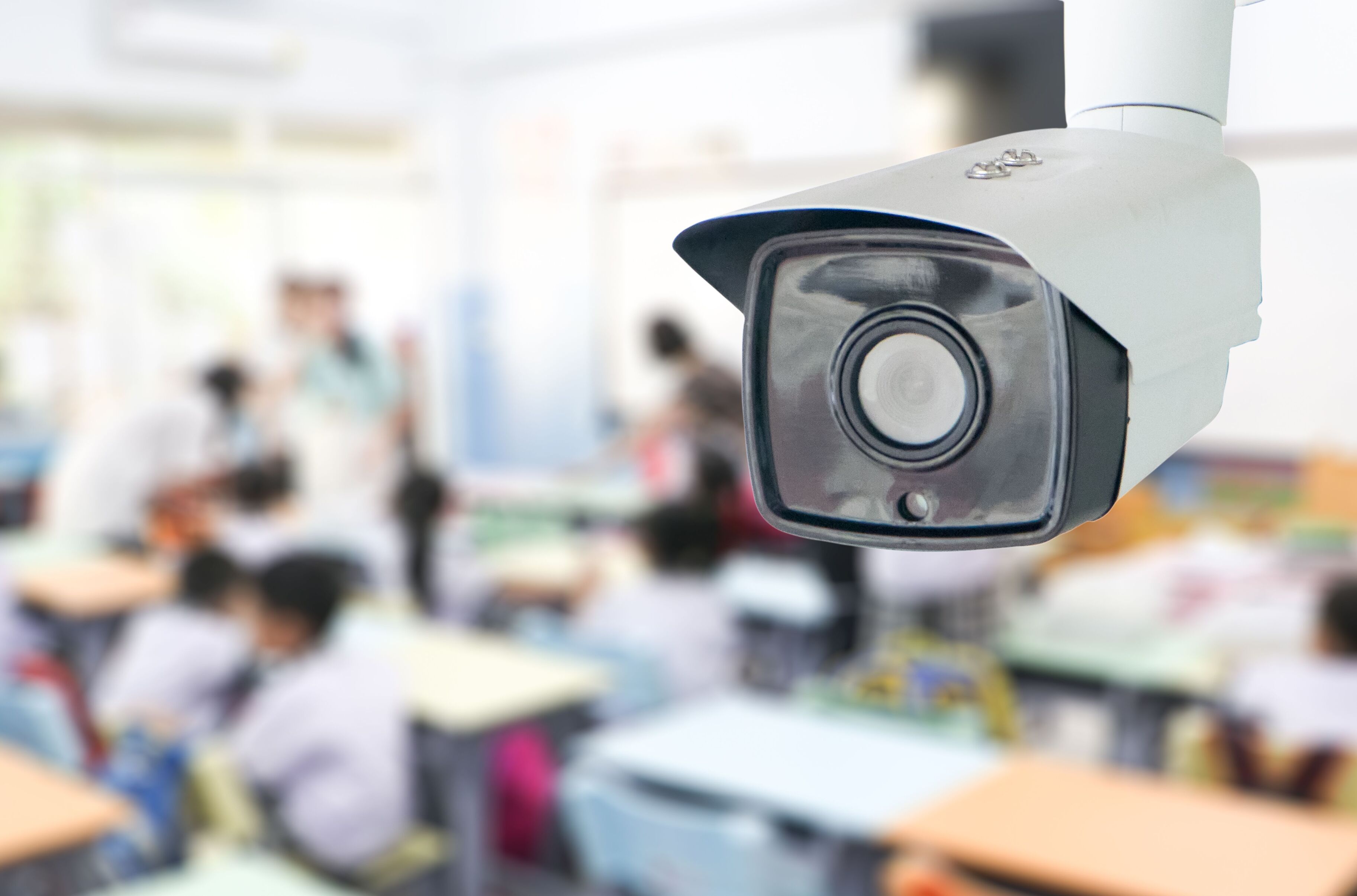Эксперт предупредил, что хакеры могут взломать в школах не только смартфоны, но и камеры наблюдения