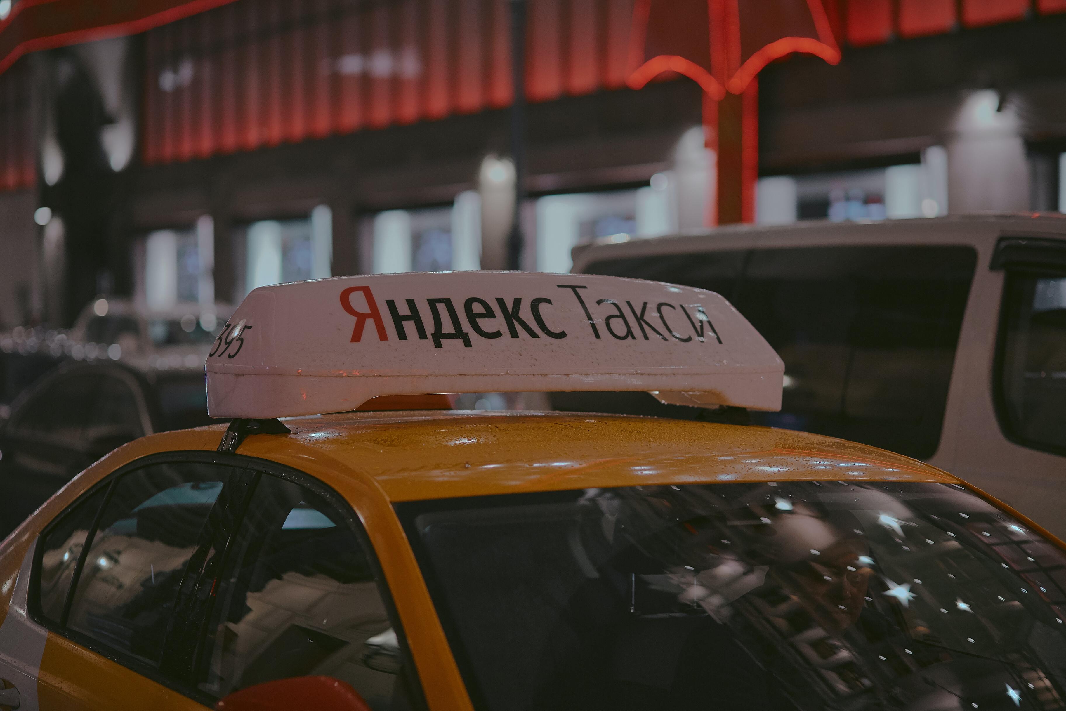 Из-за боязни дефицита Яндекс закупит машины для такси у АвтоВАЗа