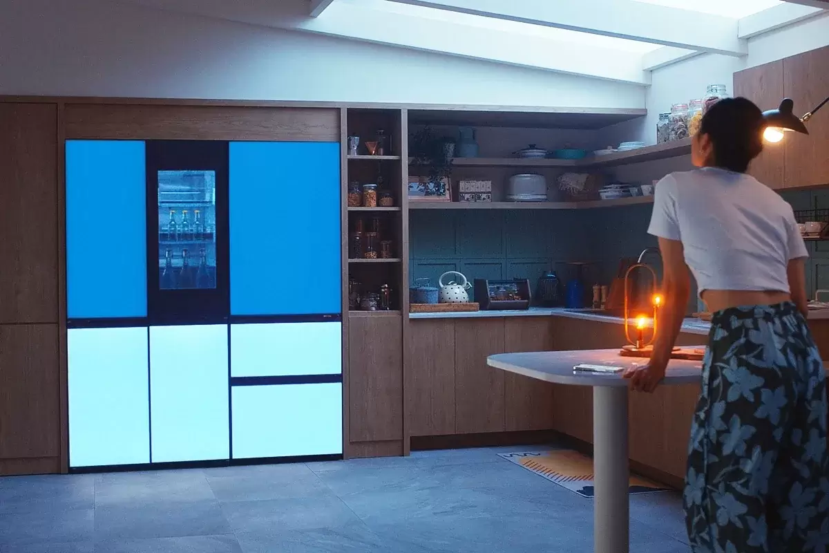 LG представил меняющий цвет холодильник со встроенной Bluetooth-колонкой