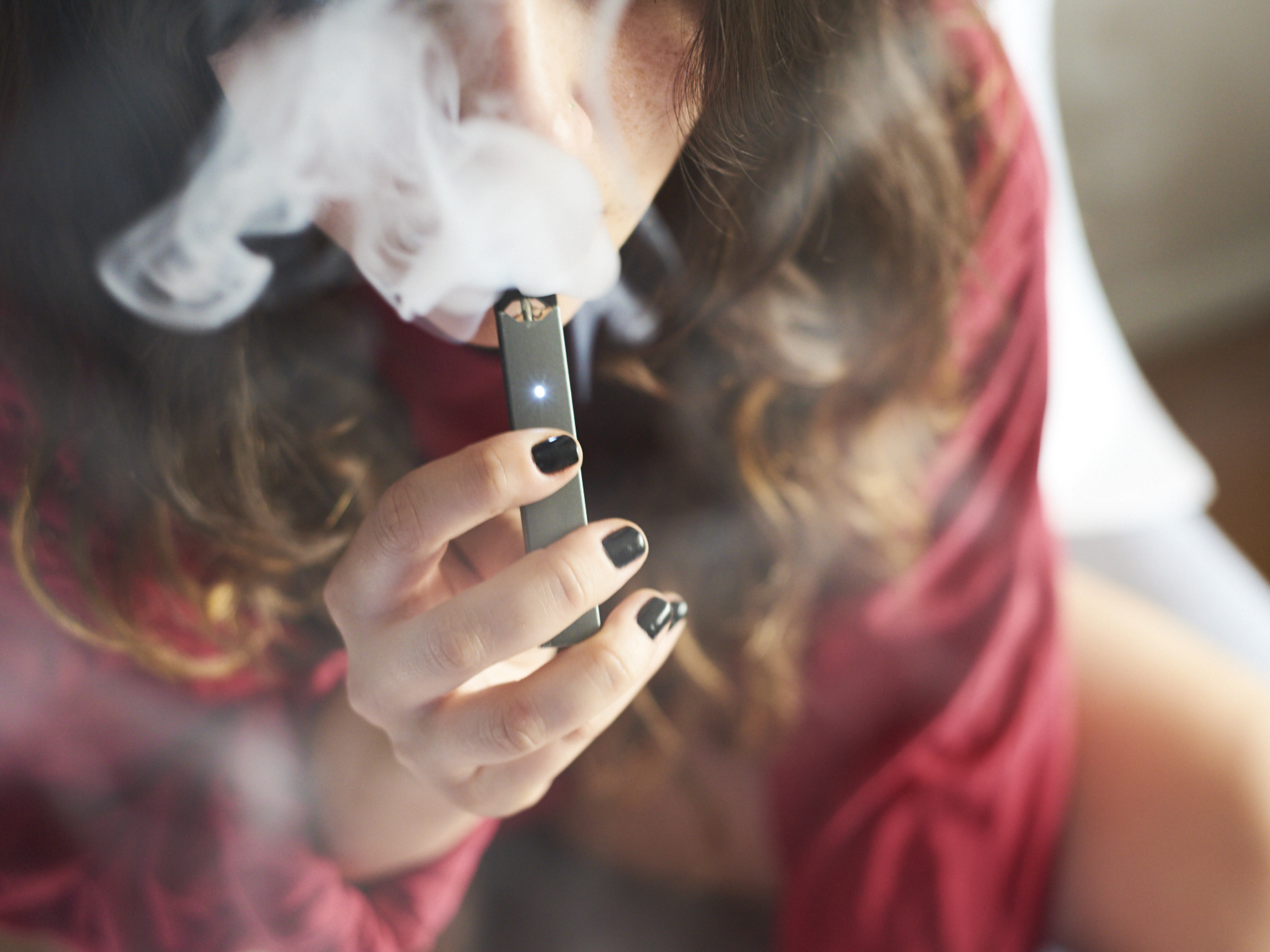Научно доказано: подростки чаще пробуют электронные сигареты, если их родители курят 