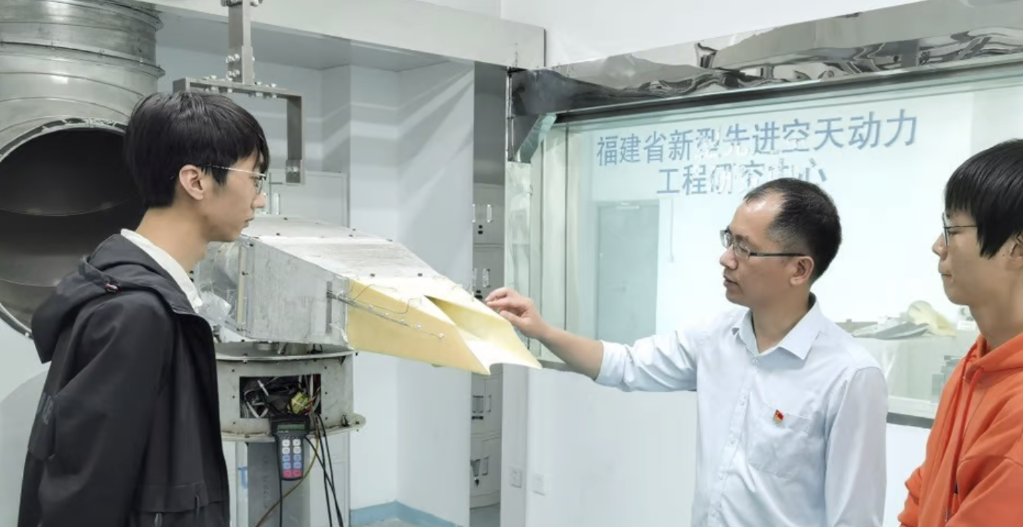 Ракета с запуском. Китай испытал. Ракета в воздухе. Сверхзвуковые ракеты кнр. Китайские ракетоносители.