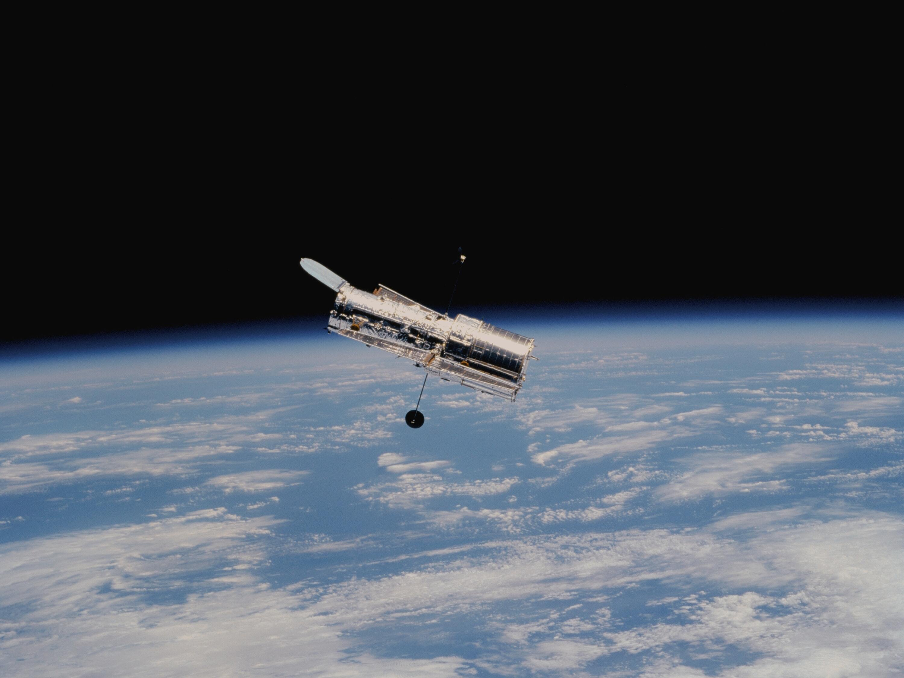 32-летний телескоп Хаббл переведут на новую орбиту