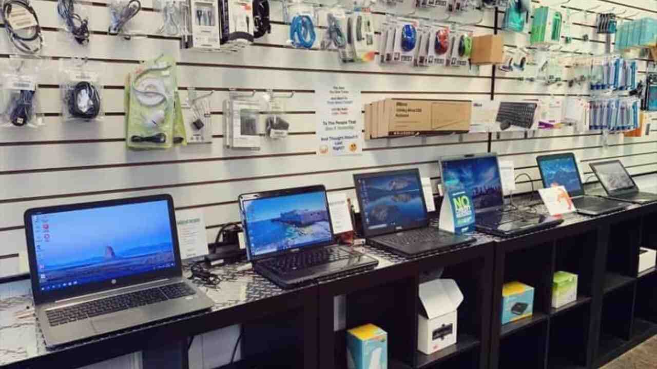 Витринный ноутбук. Компьютерный магазин. Магазин компьютерной техники. Магазин компов. Интернет магазин компьютеров.