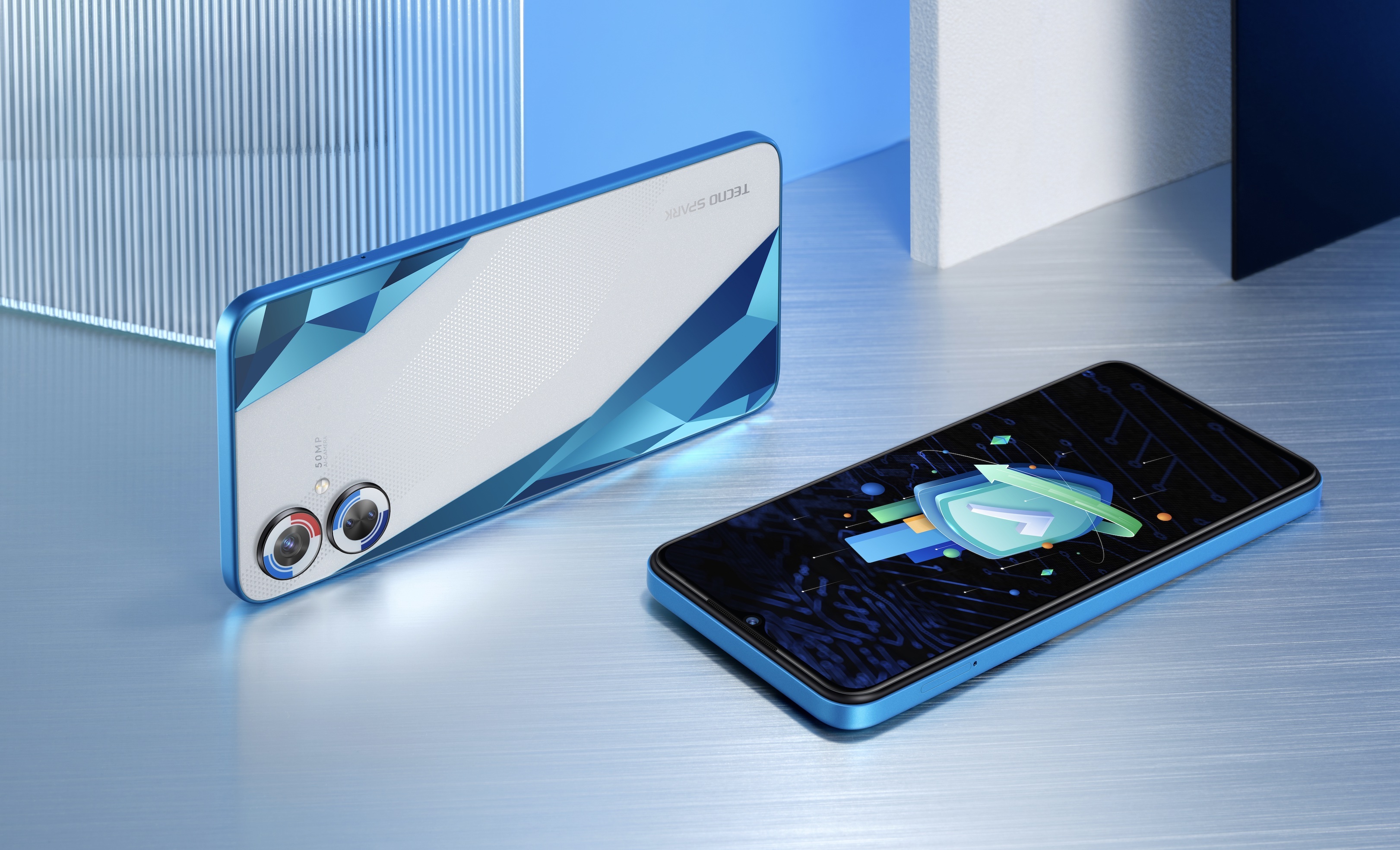 Tecno привезли в Россию бюджетный смартфон с дизайном от дочерней компании BMW