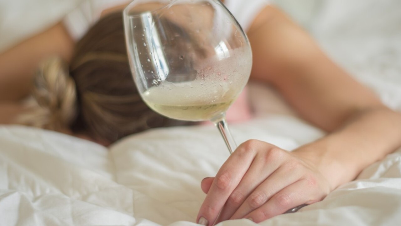 Врач рассказал, способен ли алкоголь в малых дозах заменить снотворное ...