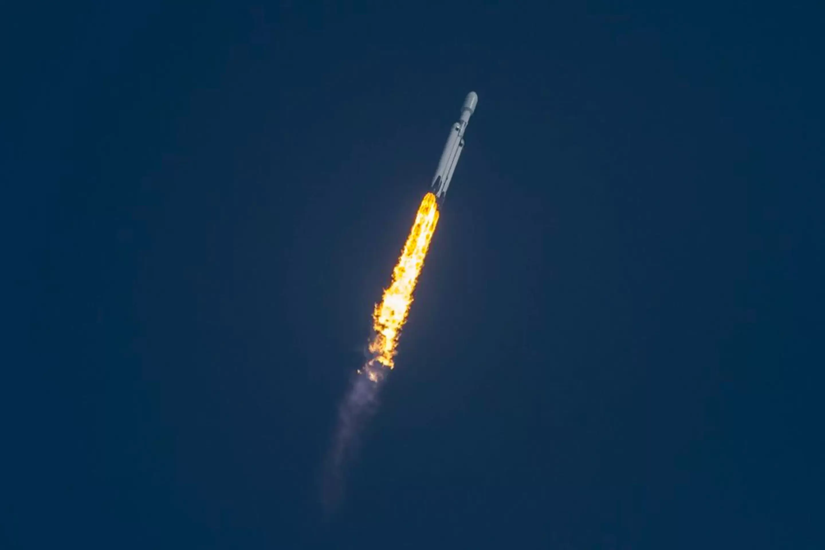 Впервые за 3 года SpaceX запустила самую мощную в мире ракету
