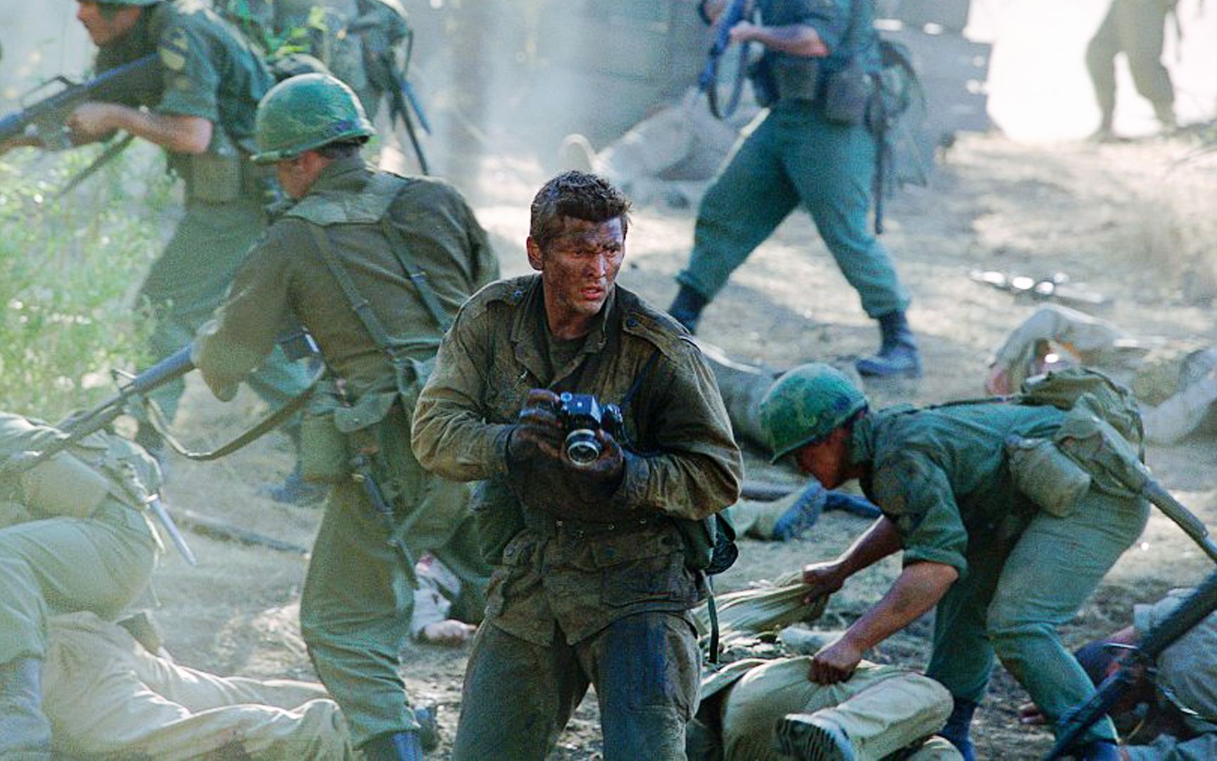 Барри Пеппер в роли журналиста Джозефа Гэллоуэя. «Мы были солдатами» — одна из самых клишированных военных драм, во многом поставившая точку в прямолинейном и сентиментальном военном кино