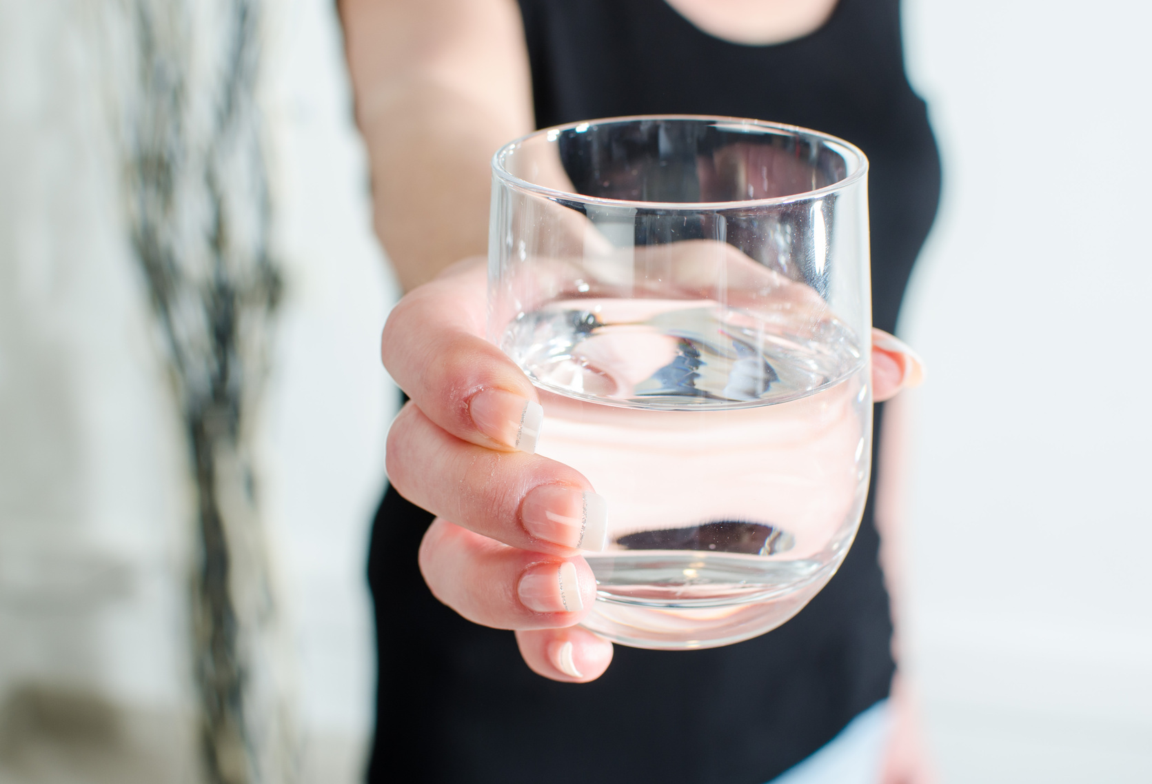 Вот так: врач назвала привычку пить воду и другие напитки на ходу — вредной для здоровья