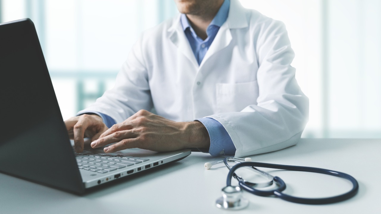 Как отличить профессионального врача в интернет-консультациях от блогера