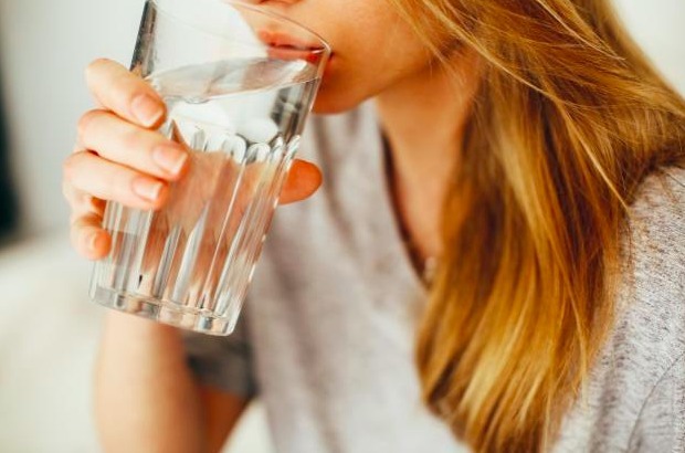 Семь полезных питьевых привычек: они помогут вам похудеть