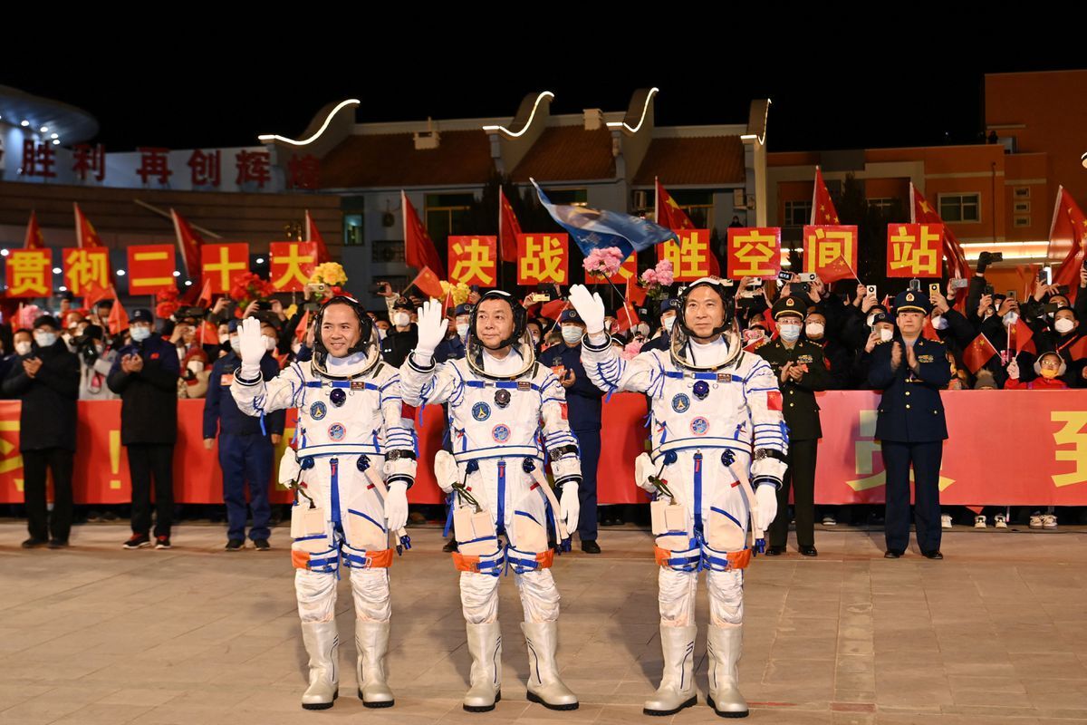 Китайский “Божественный сосуд” состыковался с космической станцией
