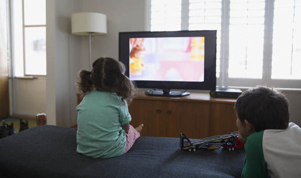 Ребёнок много смотрит телевизор? Учёные считают, что в будущем он может стать игроманом и курильщиком