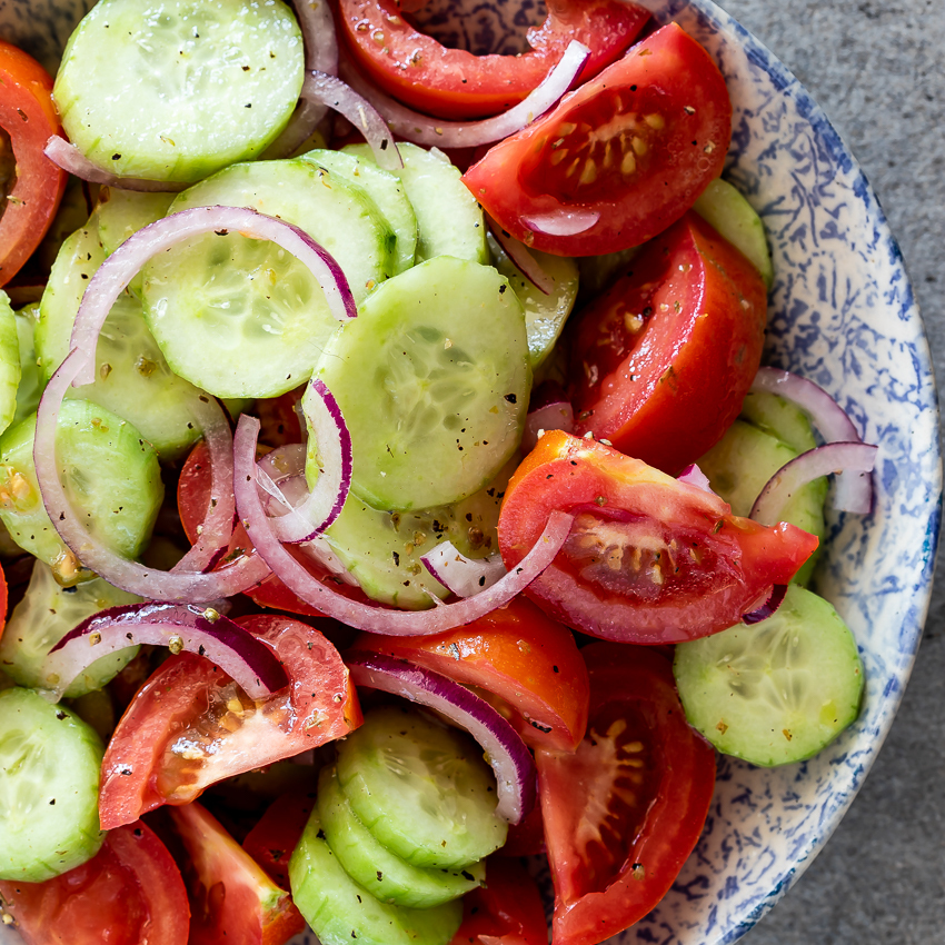 Как салат из помидоров с огурцами вредит здоровью