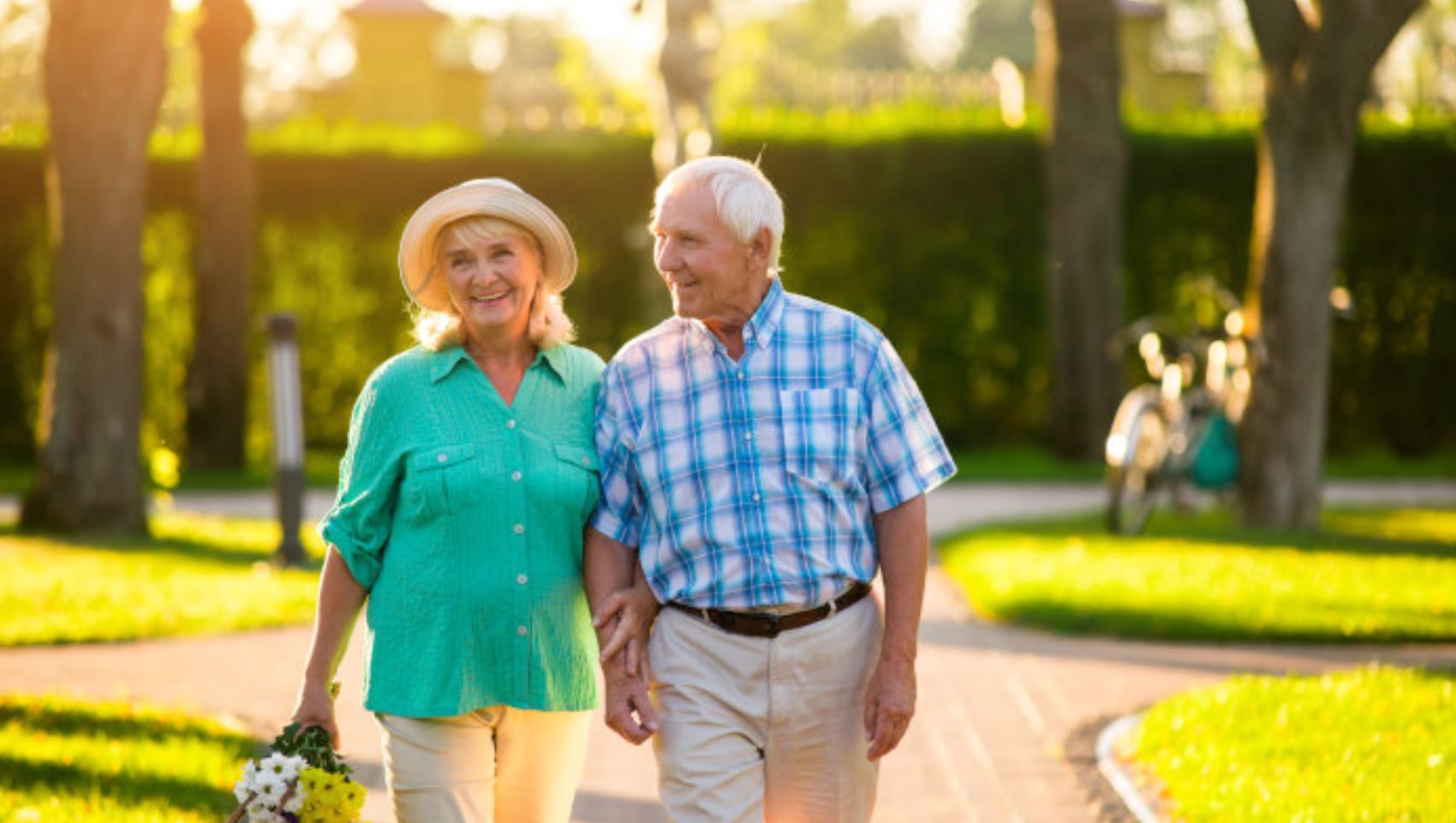 Почему пожилым людям полезно много ходить