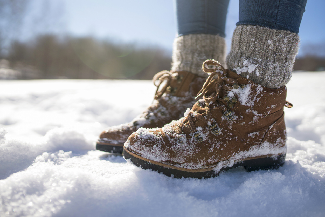 Почему зимой мёрзнут ноги и чем это опасно для здоровья