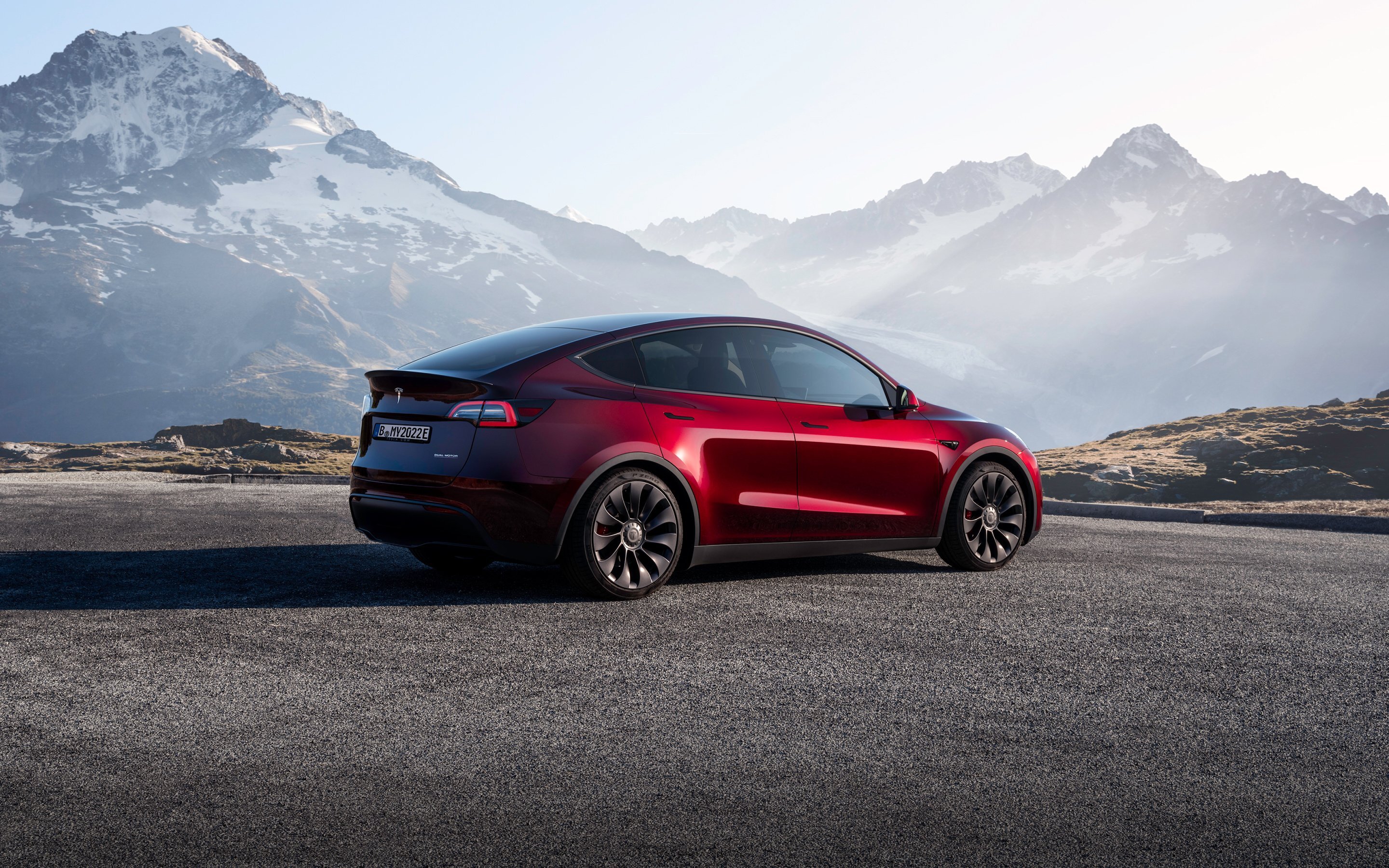 Электромобиль Tesla стал самым продаваемым авто в Европе, обогнав даже бензиновые варианты