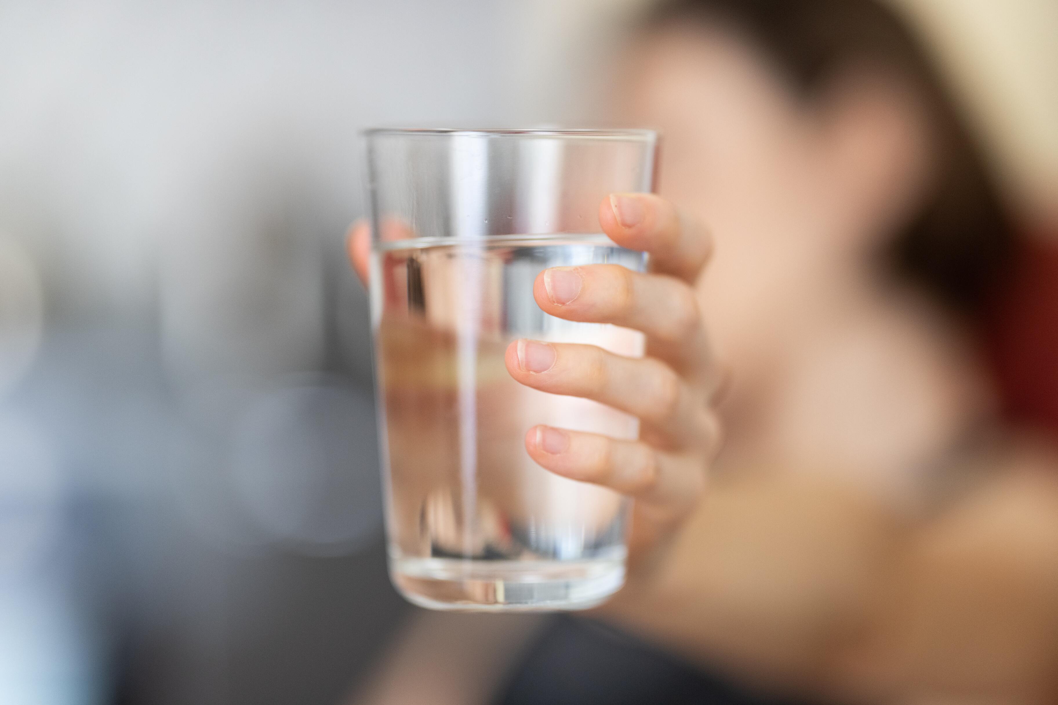 Вам не нравится пить простую воду? 10 советов, как избежать обезвоживания