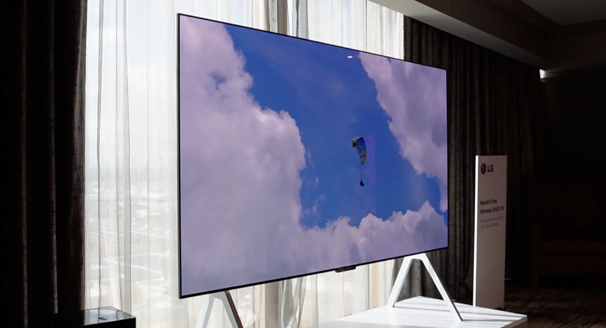 LG показала 97-дюймовый телевизор без единого разъема