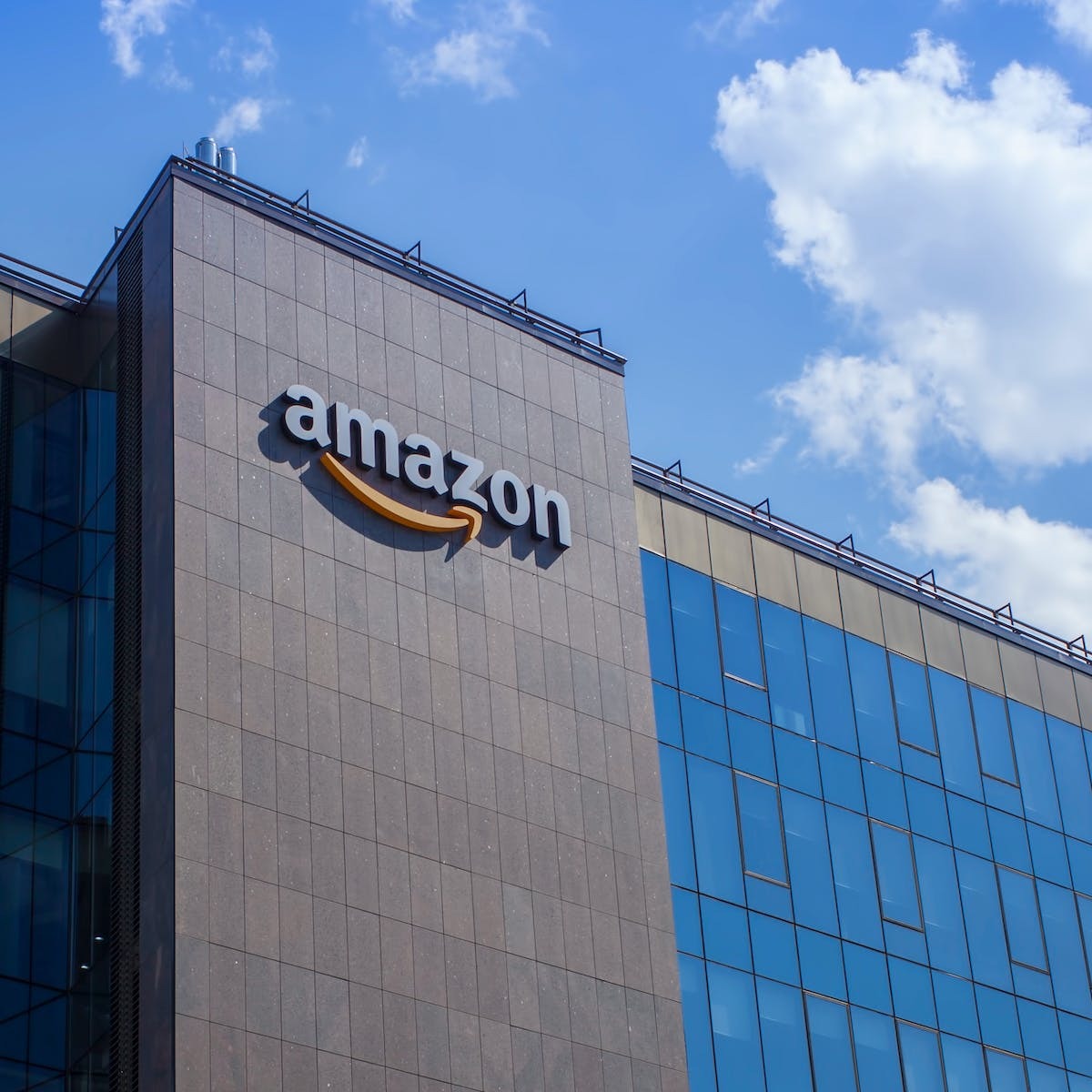Американская компания Amazon в ближайшее время уволит более 18 тысяч сотрудников