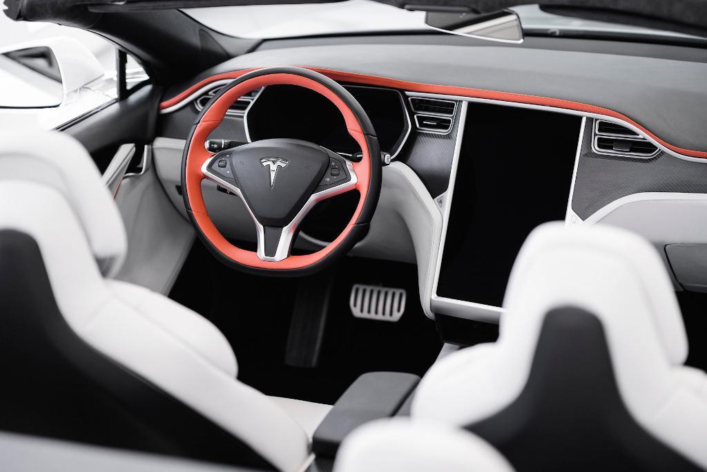 Tesla вернула круглый руль в некоторые модели своих электромобилей