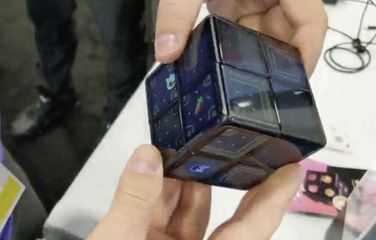 На выставке CES 2023 российские разработчики представили игровую консоль в виде интерактивного кубика Рубика