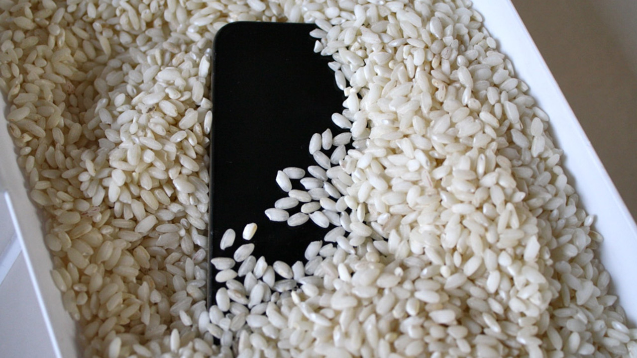 Айфон 11 упал в воду. Айфон в рисе. Айфайфон в рисе. Телефон в рисе. Сушка телефона в рисе.