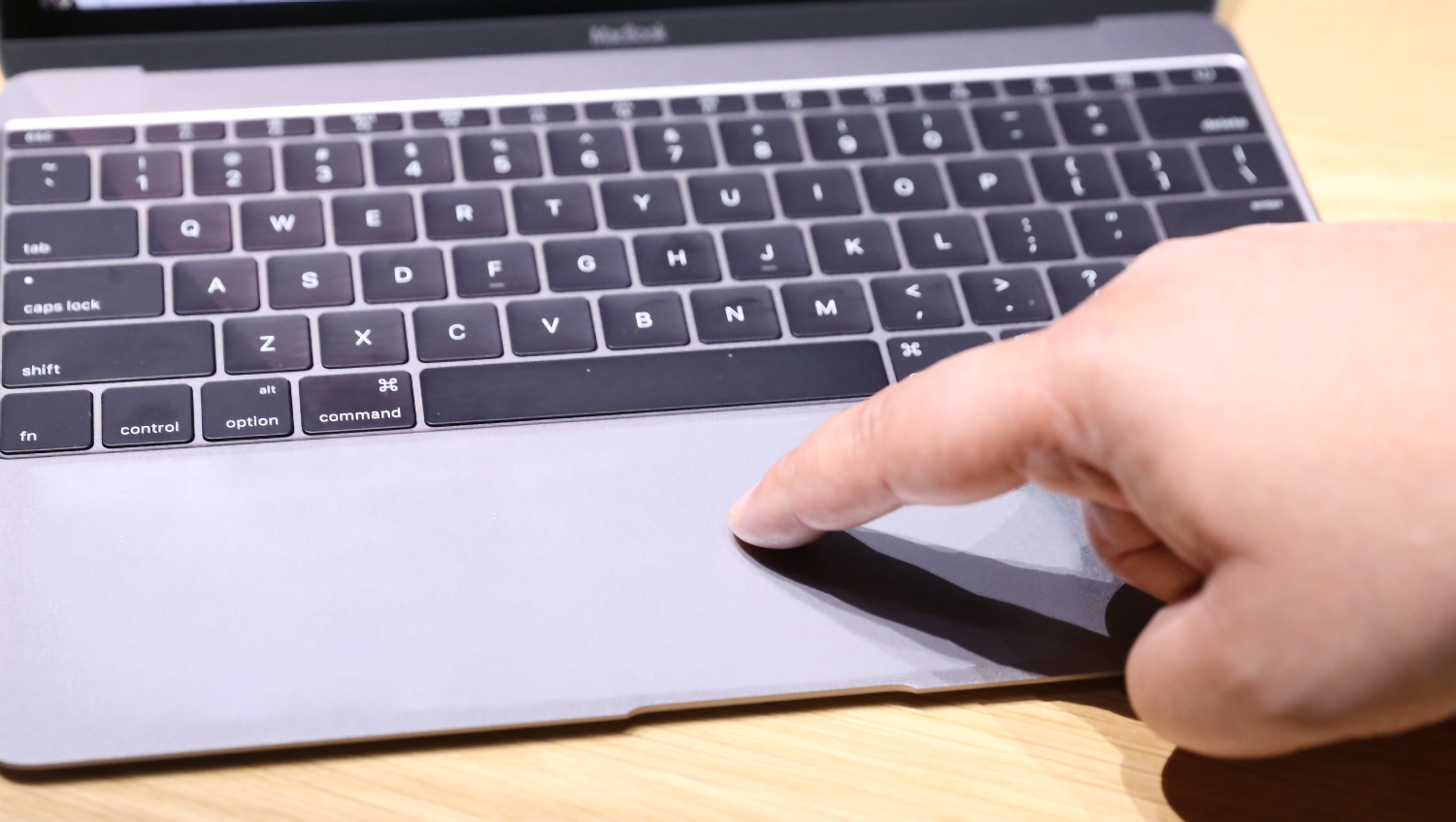 Apple изобрела безграничный тачпад для своих ноутбуков MacBook