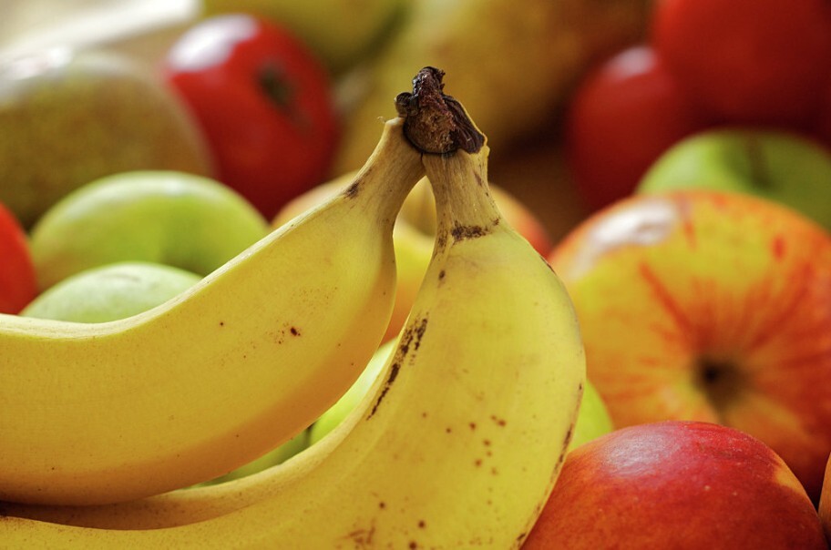 Врач объяснила, что бананы и яблоки нельзя хранить вместе из-за быстрого созревания и порчи