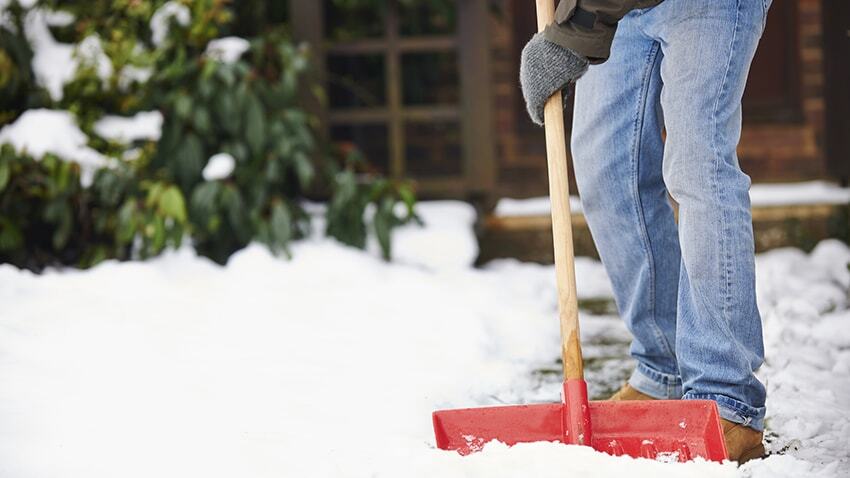 Почему тем, у кого проблемы с сердцем, нельзя убирать снег лопатой