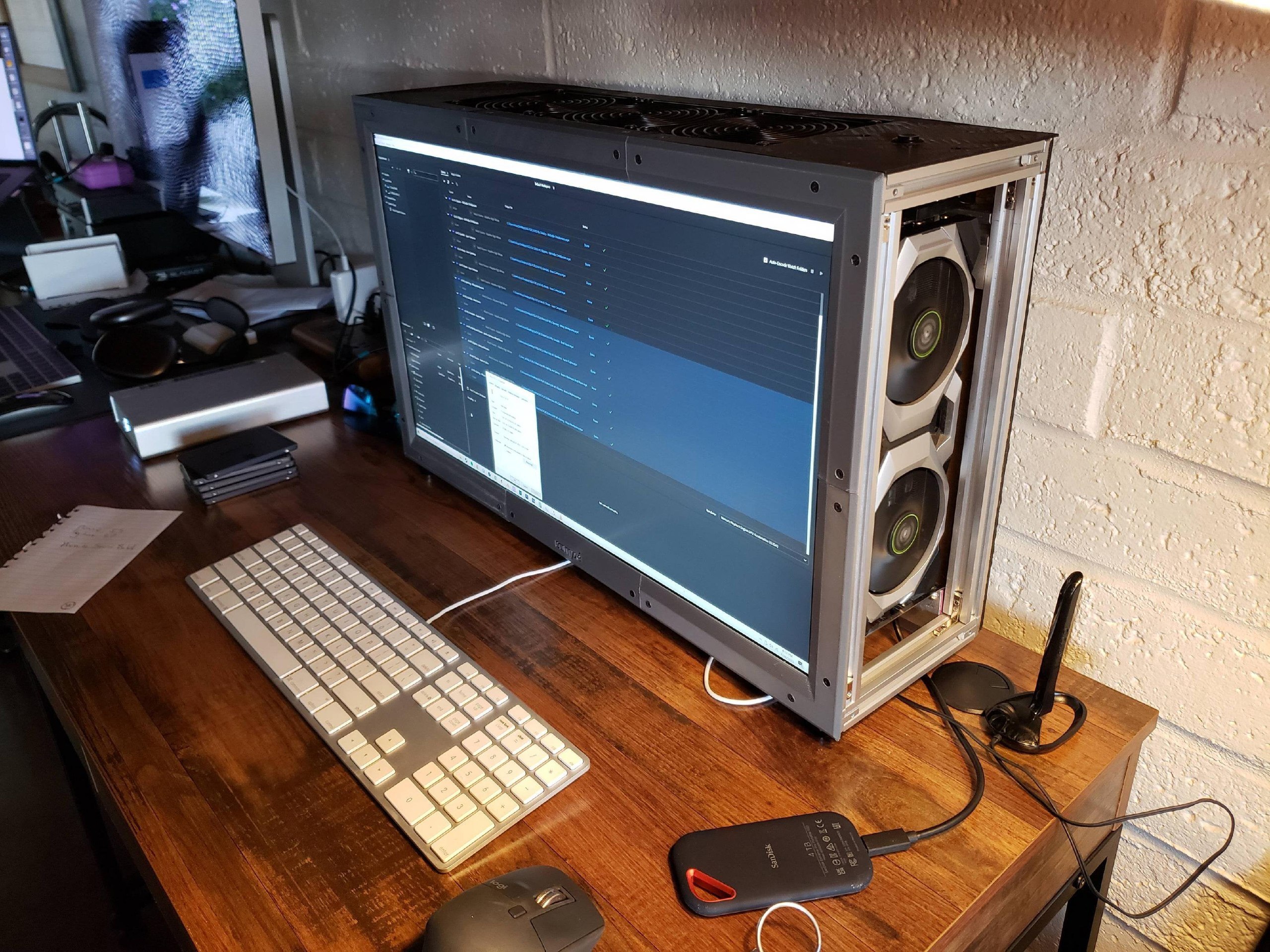 Энтузиаст встроил 4K-монитор прямо в системный блок компьютера