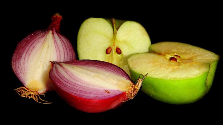 Врач назвала клубнику, яблоки и лук продуктами которые помогут продлить жизнь