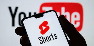 Сколько пользователей ежедневно смотрят короткие видео на YouTube