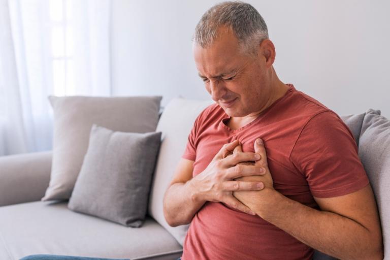 На какую болезнь может указывать внезапная боль в груди