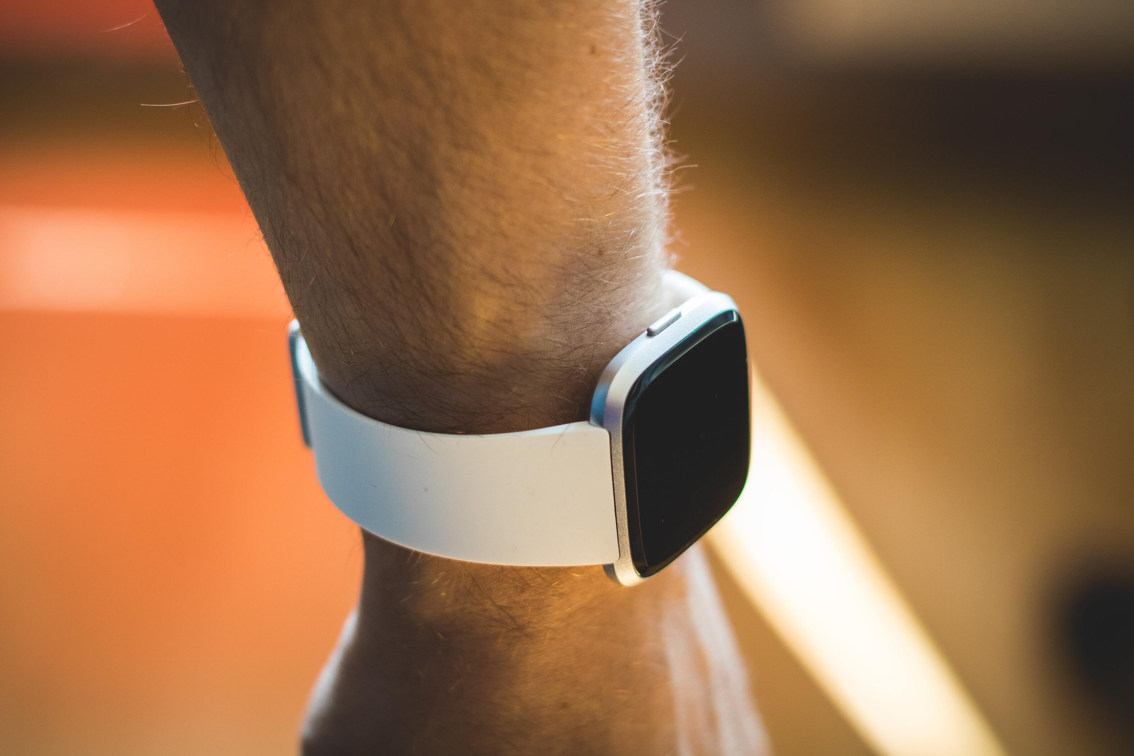 Fitbit работает над технологией измерения артериального давления, но ее устройствам это не поможет
