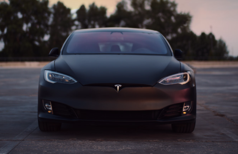 Tesla отзывает сотни тысяч электрокаров из-за опасного автопилота